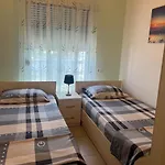 Gjiri I Lalzit Apartman *